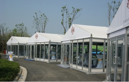 Stable exhibition tent with hard walls