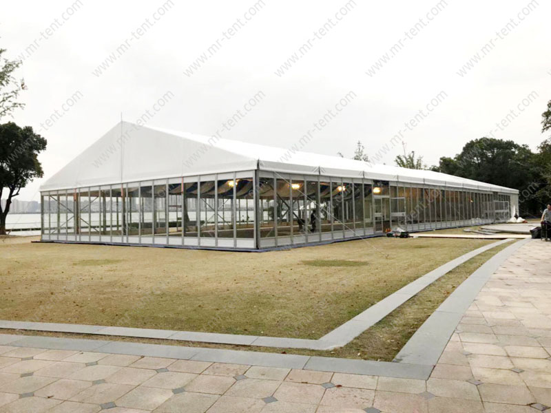 ‌Carpa mediana para exposiciones con paredes de vidrio y estructura en A‌